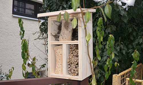 Fertig gebautes Insektenhotel