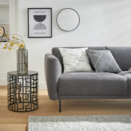 Couch mit modernem Beistelltisch und Blumenvase