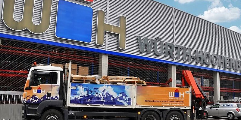 Würth Hochenburger LKW vor der Niederlassung in Wörgl