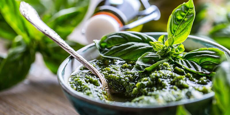 selbstgemachtes Pesto in einer Schüssel mit Basilikumblättern