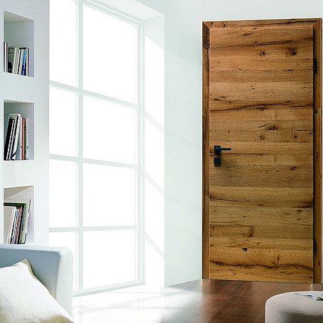 Kunex Innentür hergestellt aus Eiche, eingebaut in einem hellen Wohnraum