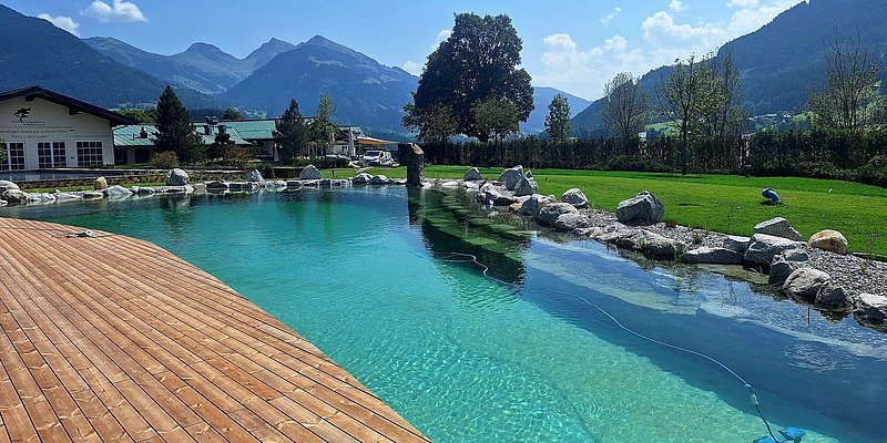 Außenansicht Schwimmteich Kitzbühel im Hotel Grand Tirolia