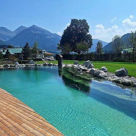 Außenansicht Schwimmteich Kitzbühel im Hotel Grand Tirolia