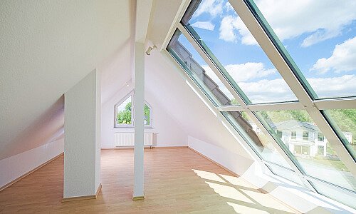 Dachgeschosswohnung mit schräger Fensterfront