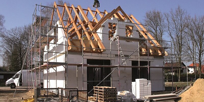 Baustelle bei einem Haus mit Gerüst