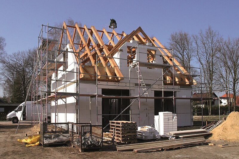 Baustelle bei einem Haus mit Gerüst