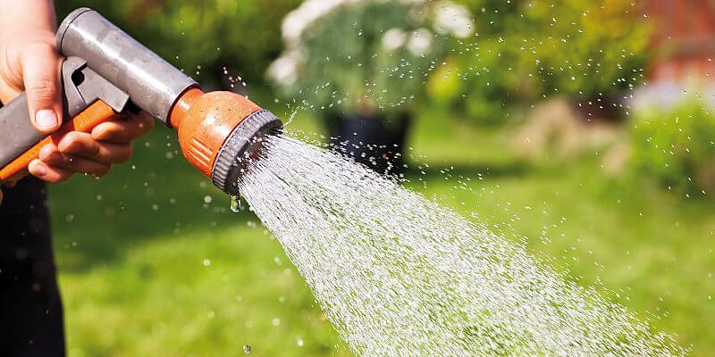 Gartenbewässerung mit Brausefunktion Gardena Gartenschlauch