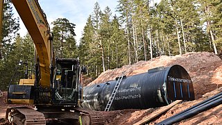 Ein 2-Kammern-Wasserhochbehälter wird geliefert und vergraben