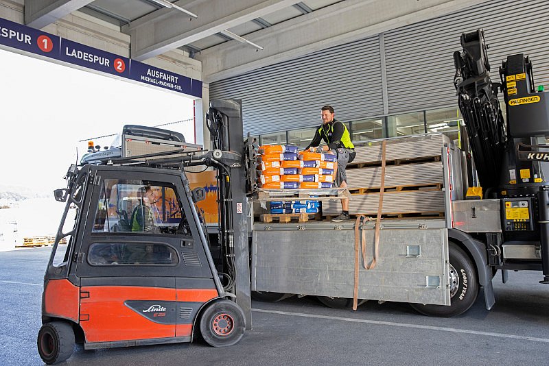 Staplerfahrer bei WH belädt einen LKW