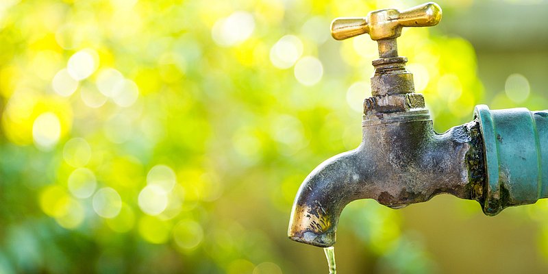 Außenhahn tropft Wasser