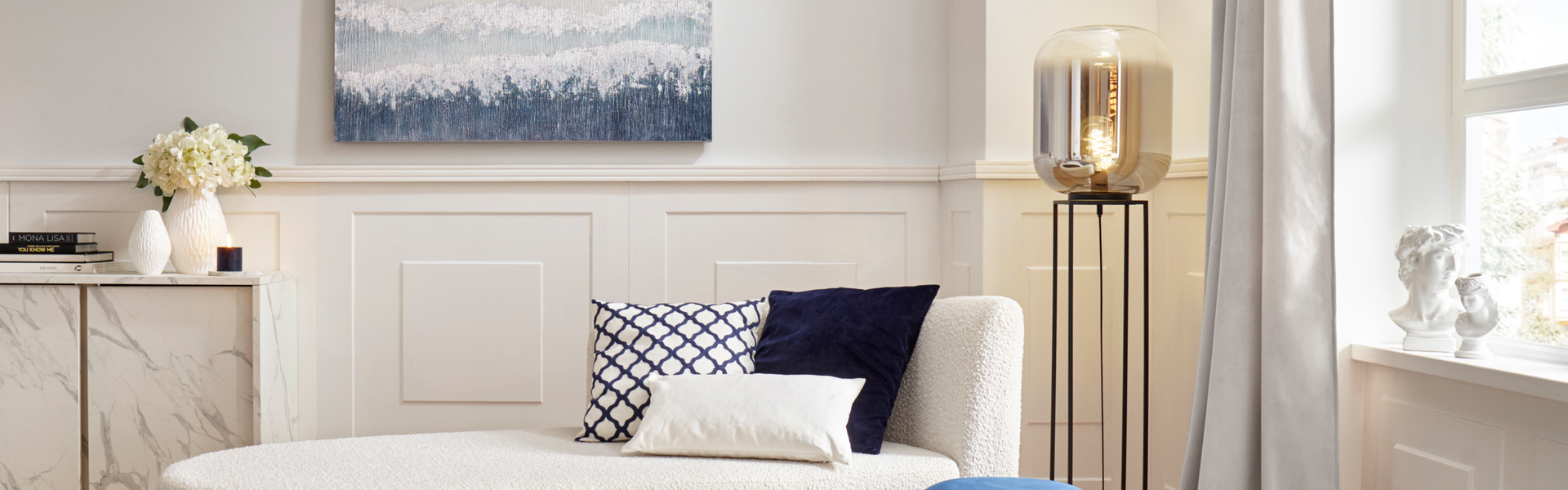 blauer Sitzpolster in einem modernen Wohnzimmer