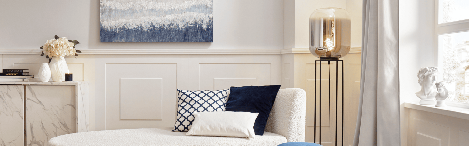 blauer Sitzpolster in einem modernen Wohnzimmer