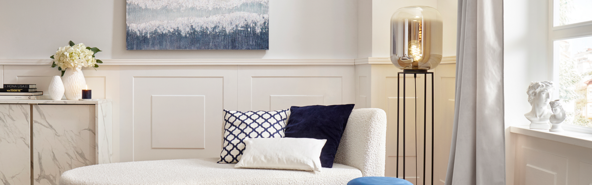 blauer Sitzpolster in einem modernen Wohnzimmer