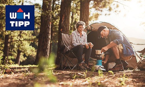 Paar kocht am Gaskocher beim Camping