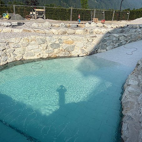 Schwimmteich im Hotel Grand Tirolia während dem Befüllen