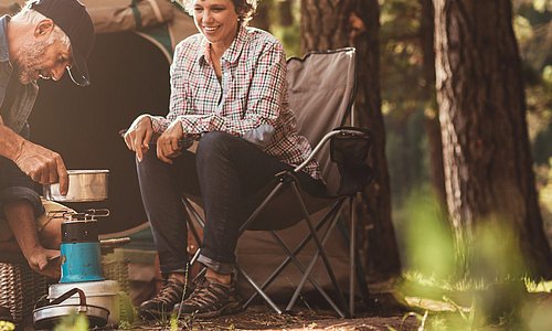Paar kocht am Gaskocher beim Camping