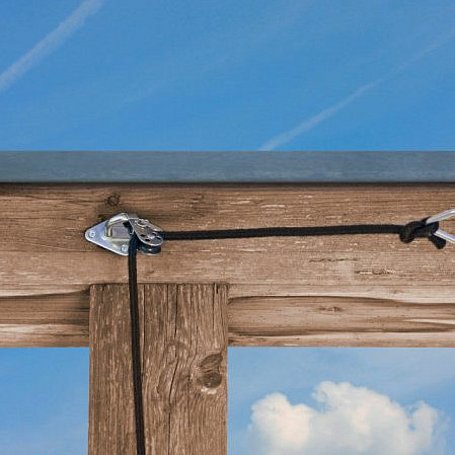 Detailansicht von einem Seilzug befestigt an einem Fensterholzrahmen 
