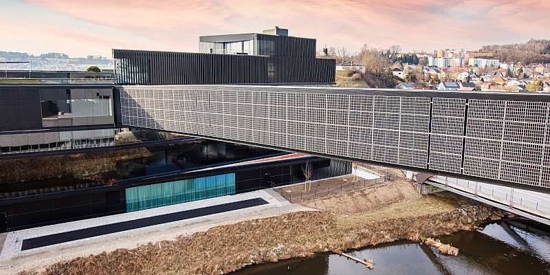 Firmenzentrale von Steinbach Pools mit Photovoltaikanlage