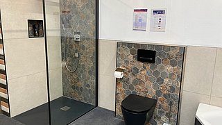 Modernes Badezimmer mit Wabenfliesen