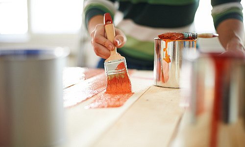 Holzbretter bekommen einen neuen Farbanstrich