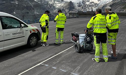 Mehrere Mitarbeiter von Swarco in gelber Blakläder Sicherheitskleidung