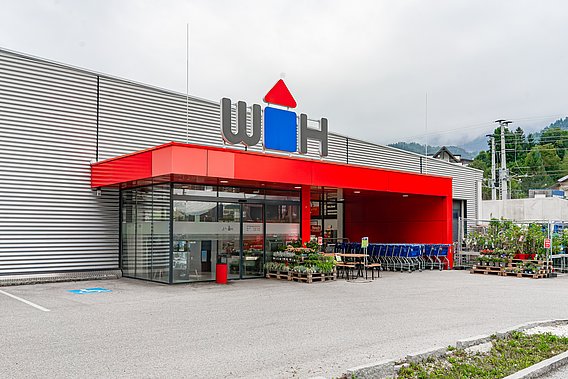 Außenaufnahme vom Parkplatz und der Würth Hochenburger Filiale Fritzens