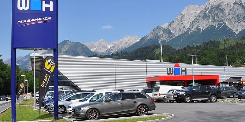 Außenaufnahme vom Parkplatz und der Würth Hochenburger Filiale Fritzens