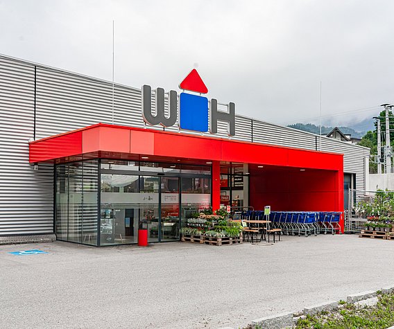 Außenaufnahme vom Parkplatz und der Würth Hochenburger Filiale Fritzens