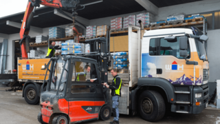 Würth Hochenburger LKW wird von einem Mitarbeiter mit Stapler beladen