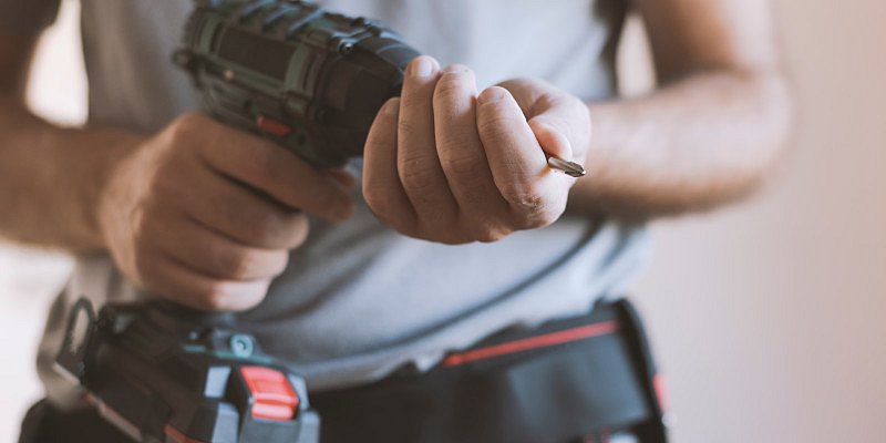 Handwerker mit Schrauber in der Hand