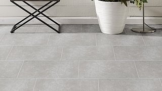 I.Tiles Betonoptik Fliesen verlegt in modernem Wohnbereich