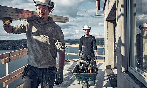 Zwei Arbeiter in einem grauen Blakläder Arbeitspullover