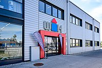 Außenansicht des Eingangsbereichs der WH-Filiale in Klagenfurt.