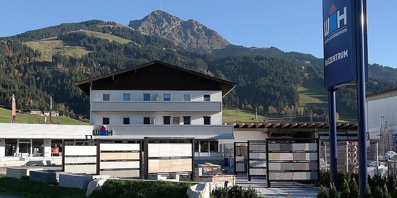 Würth Hochenburger Gebäude in Oberndorf mit Bergen im Hintergrund