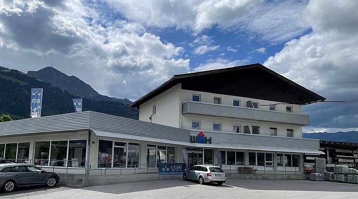 Würth Hochenburger Gebäude in Oberndorf mit Bergen im Hintergrund