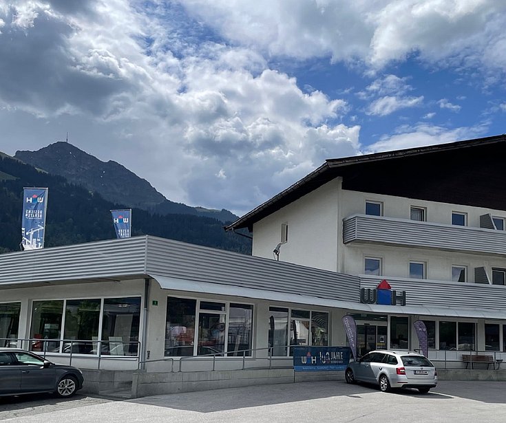 Würth Hochenburger Gebäude in Oberndorf mit Bergen im Hintergrund