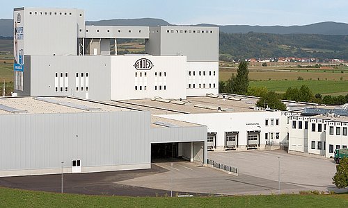 ARDEX Firmengebäude bei blauem Himmel