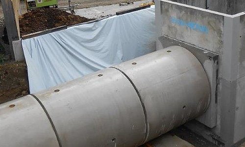 Stahlbetonrohre und Schacht während Bauphase in Anras