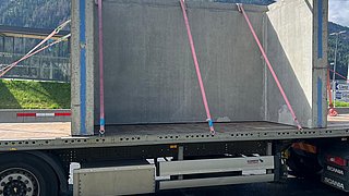 Lieferung eines Betonschachts durch einen LKW in Anras