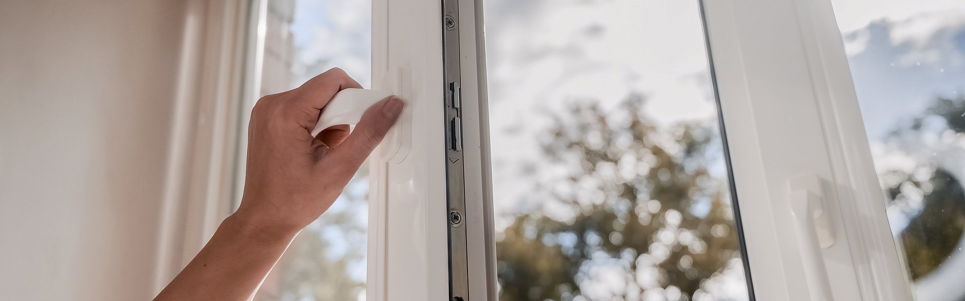 Offener Flügelfenster