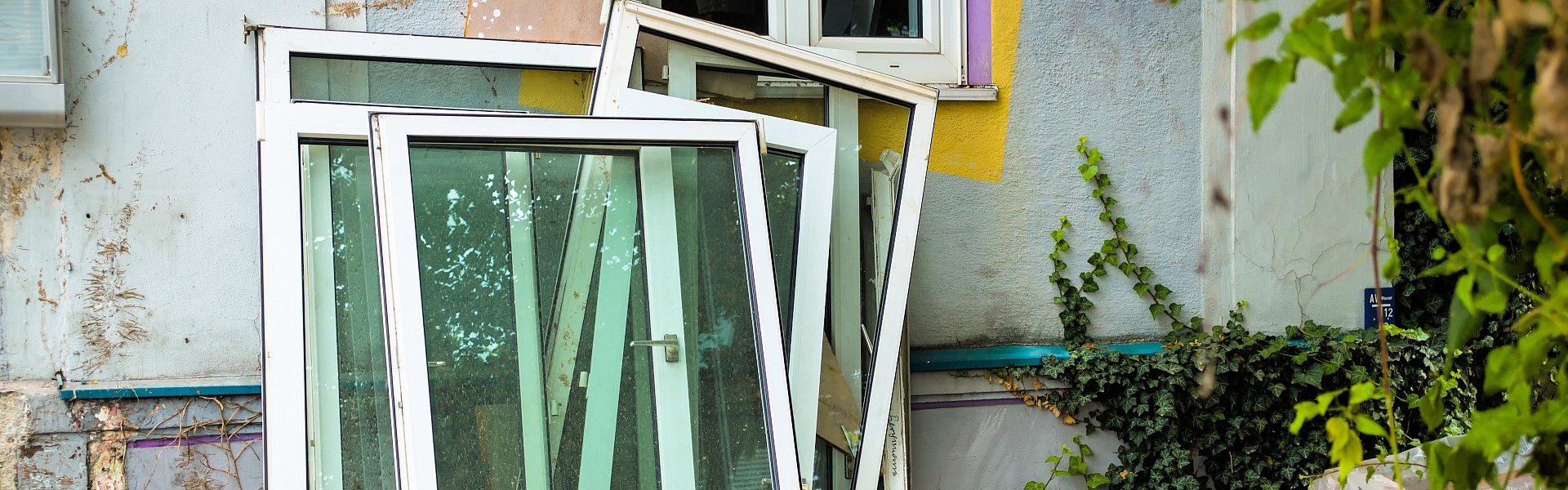 Alte Flügelfenster nach der Demontage