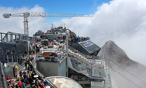 Aussichtsplattform der Zuspitze mit Baukran im Hintergrund