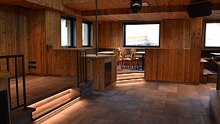 Restaurant mit Holz ausgekleidet und LED Beleuchtung