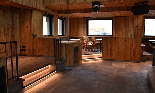 Restaurant mit Holz ausgekleidet und LED Beleuchtung