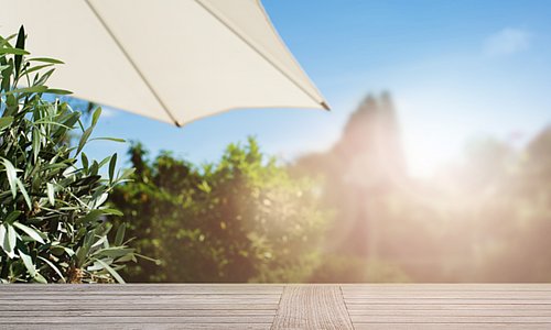 Sonnenschirm auf Balkon