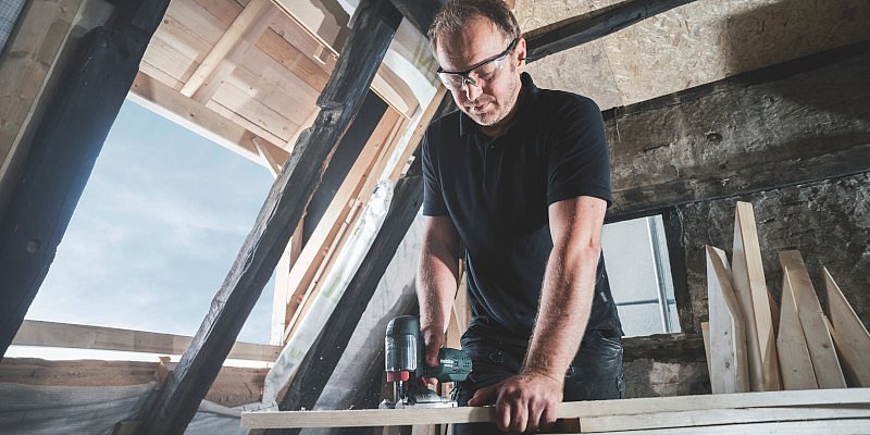 Handwerker schneidet Brett mit einer Metabo Stichsäge