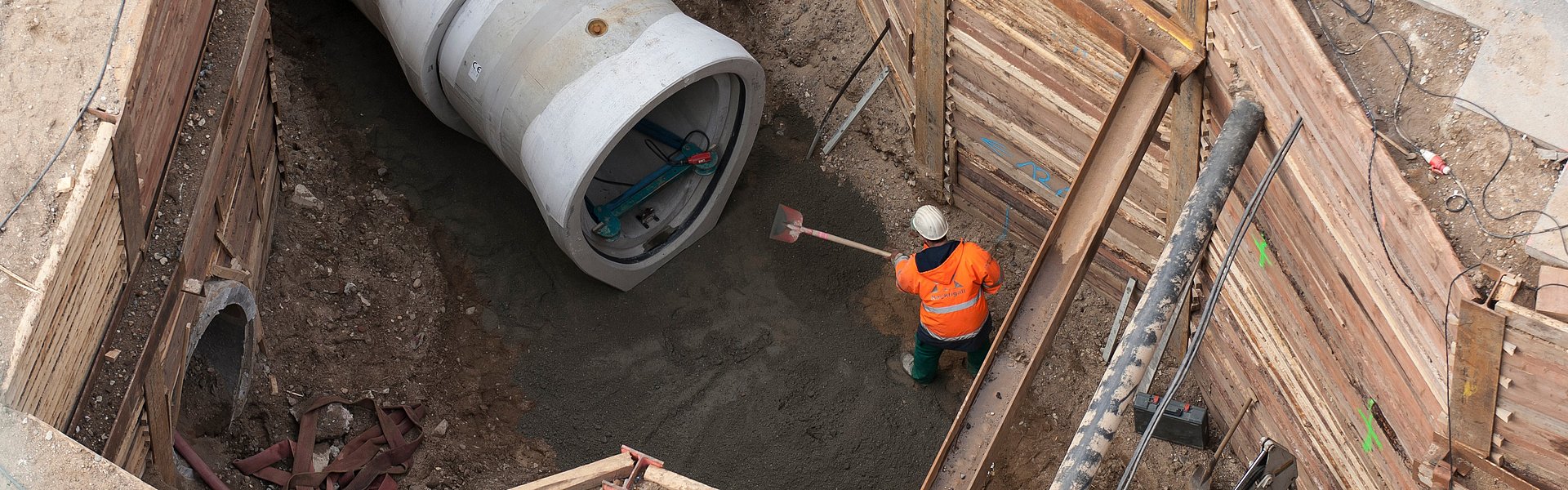 Zwei Männer arbeiten an einem Tiefbauprojekt