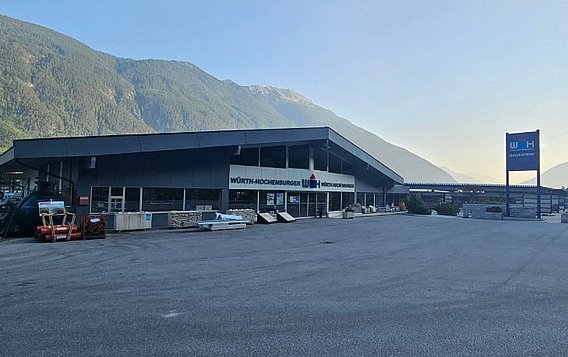 Frontansicht des Eingang der Würth Hochenburger Filiale Tarrenz
