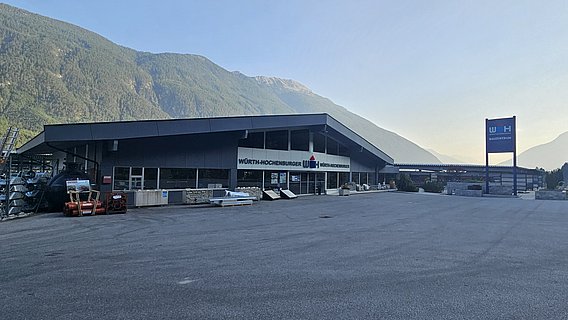 Frontansicht des Eingang der Würth Hochenburger Filiale Tarrenz