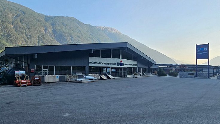 Frontansicht des Eingang der Würth Hochenburger Filiale Tarrenz
